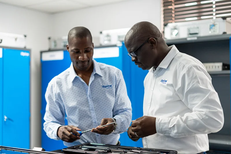 iSpine / Team working with surgical instruments
