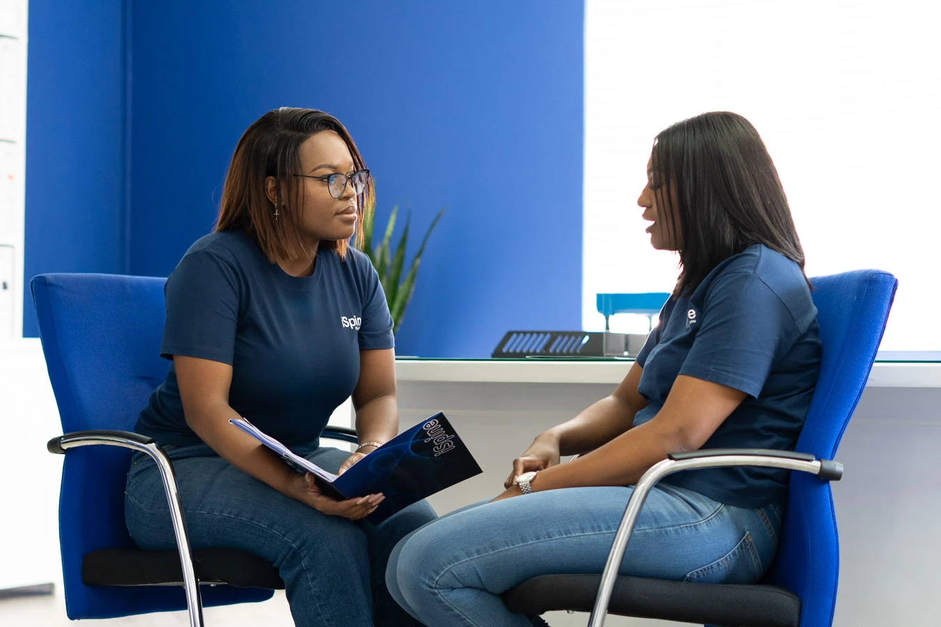 iSpine / Team conversation at the office